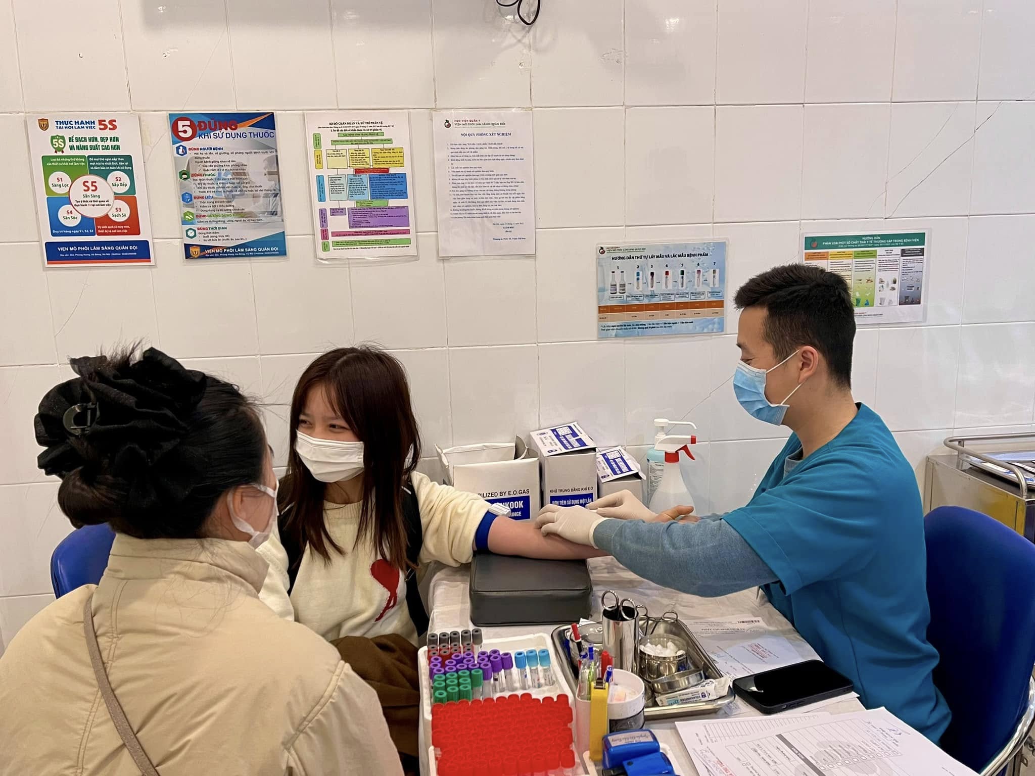 Lấy mẫu xét nghiệm AMH tại Viện.