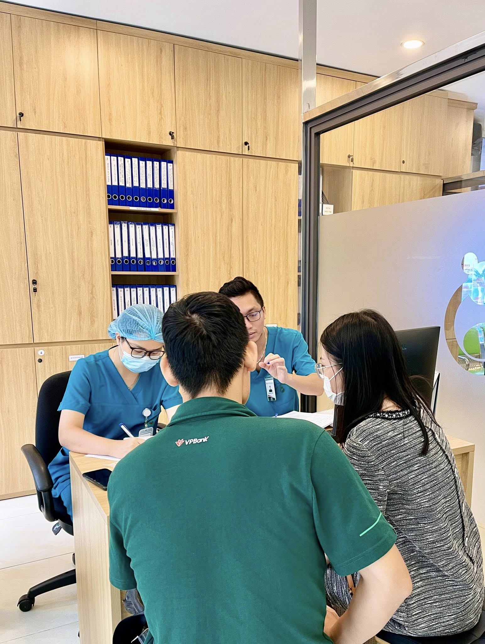 BS Tuấn khám BS Tuấn khám