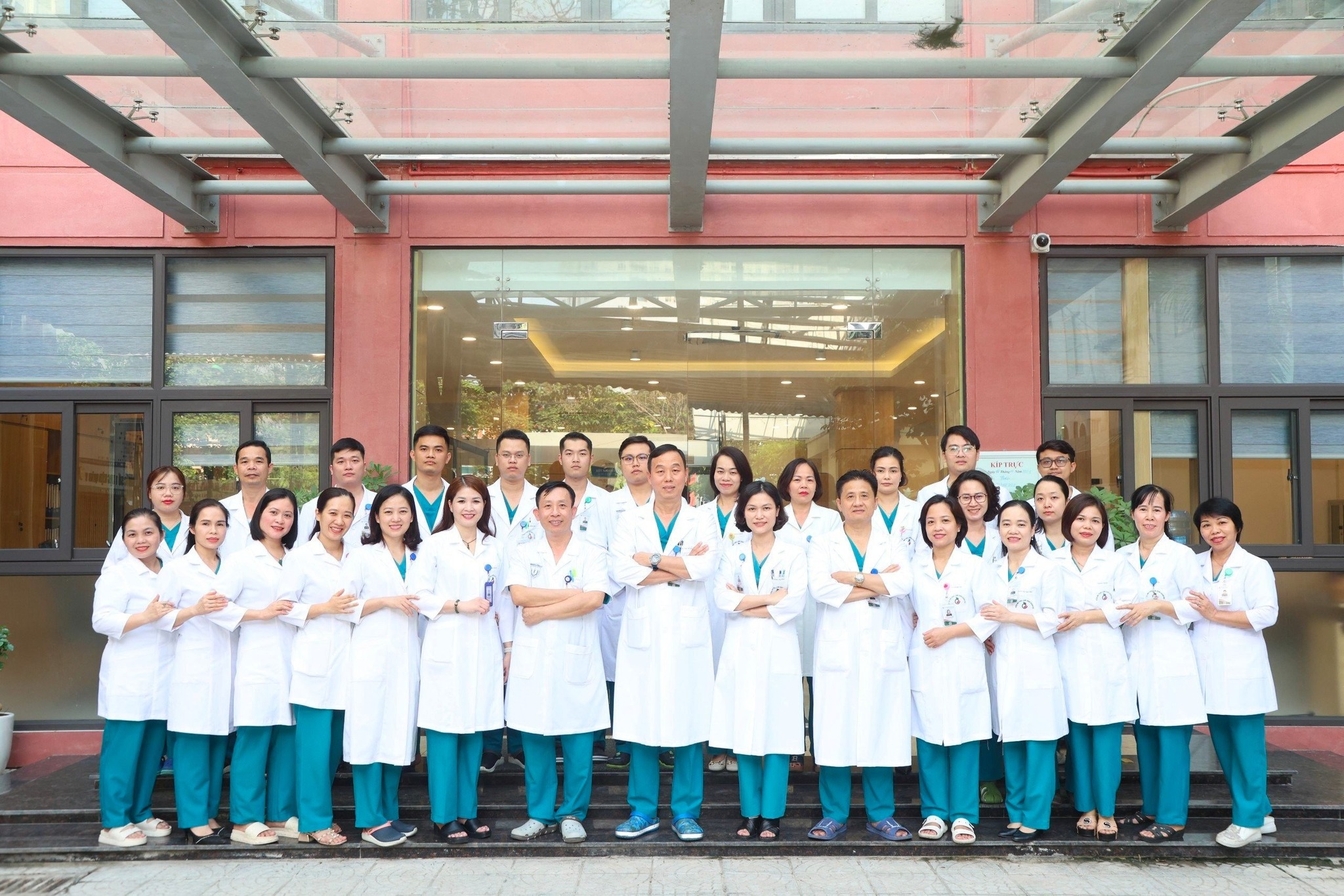 Đội ngũ cán bộ nhân viên Viện Mô phôi lâm sàng Quân đội