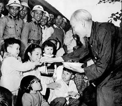 Bác Hồ với thiếu nhi.