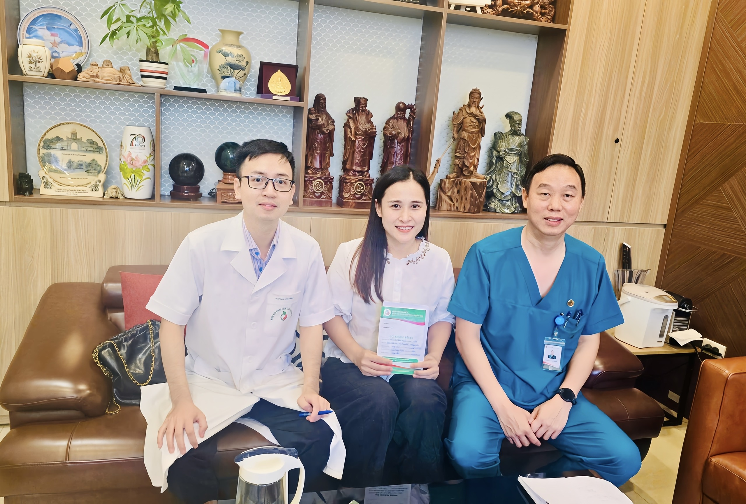 Niềm vui của bệnh nhân và các bác sĩ điều trị. Niềm vui của bệnh nhân và các bác sĩ điều trị.