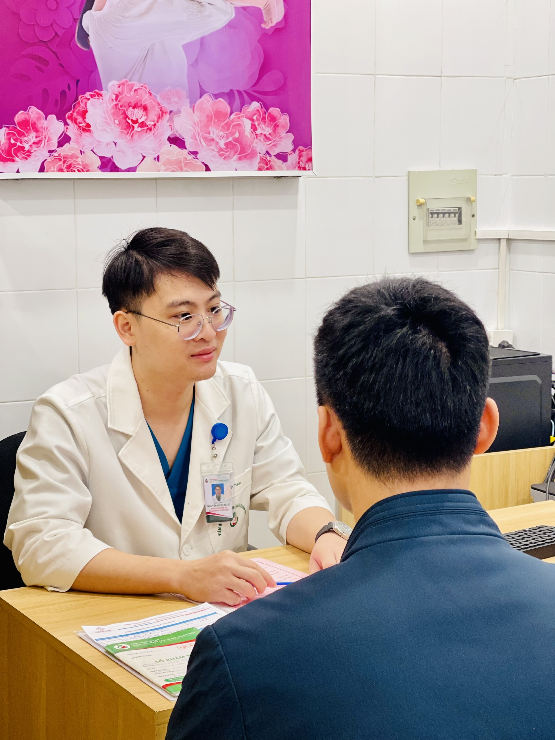 Bác sĩ Nhất tư vấn cho hai vợ chồng mang gen bệnh Thalassemia.